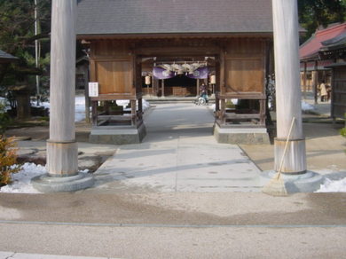写真1正面入口から本殿前