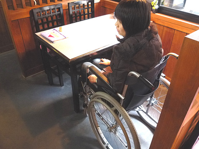 店内奥にあるテーブル席の写真