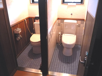 座敷、奥にある洋式トイレの写真