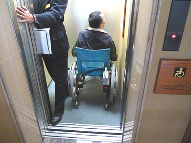障がい者専用のエレベータの写真