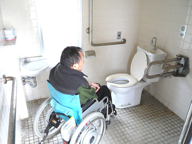 身障者トイレの内部の写真