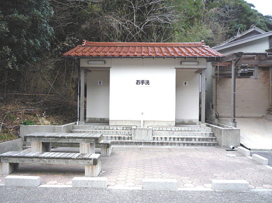 バス停「日御碕」にあるトイレの写真