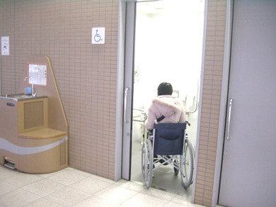 身障者用トイレ入口の写真