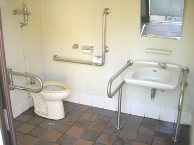 大社駐車場横：トイレの内部の写真