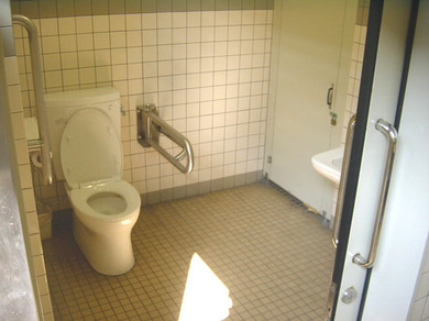 大社バスターミナル横：多目的トイレ内部の写真