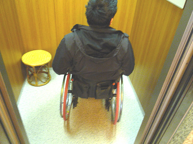 エレベータ内部の写真