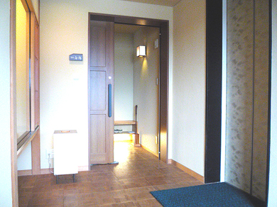 バリアフリー対応ルーム（和・洋室）入口の写真