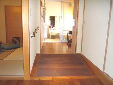 バリアフリー対応ルーム（和・洋室）浴室までの通路の写真