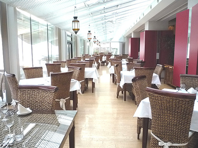 湖を望むことができる飲食スペースの写真