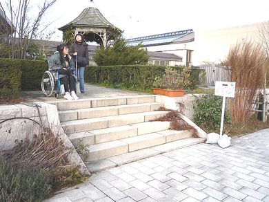 16：30以降に使用する通路にある階段の写真