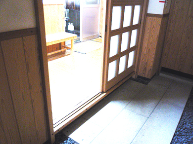 大浴場（天然温泉かけ流しの湯）脱衣所入口の写真