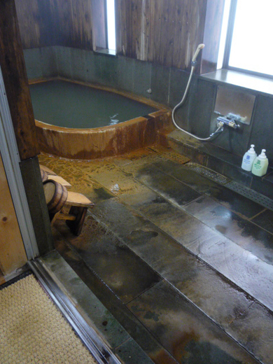 大浴場（天然温泉かけ流しの湯）浴室の写真