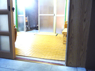 大浴場（竹酢の湯）脱衣所入口の写真
