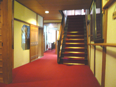 ３階へ上る階段の写真
