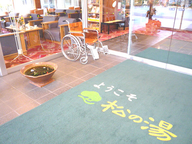 玄関に設置してある車いすの写真