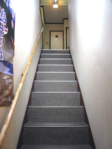 2階に上がる階段の写真