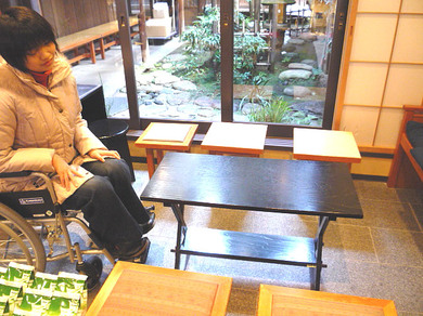 店舗内にあるスペース、テーブルの写真