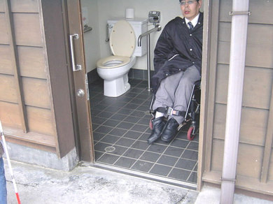小泉八雲記館前にある身障者トイレの写真