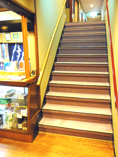 1階ホールから２階へ上がる階段の写真