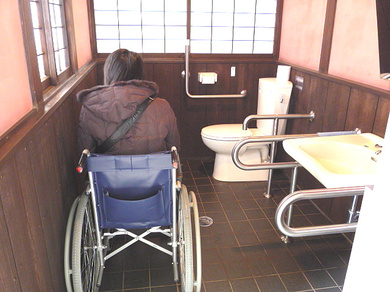 清水寺前休憩所の前にある身障者トレイの写真