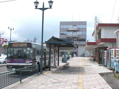 駅前にあるバス停の写真
