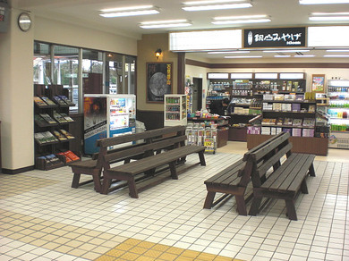 待合所と、駅売店の写真