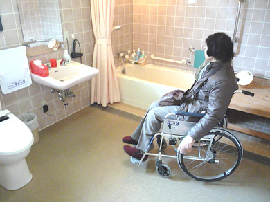 バリアフリールーム内にある浴室、トイレの写真