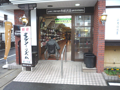 駐車場側の入口の写真