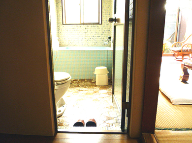 １階客室（さくら）内にある、浴室と洋式トイレの写真