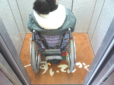 エレベータ内部の写真