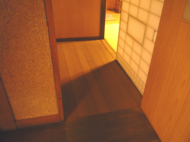 フロントから一番近い客室「鶴」の入口付近の写真