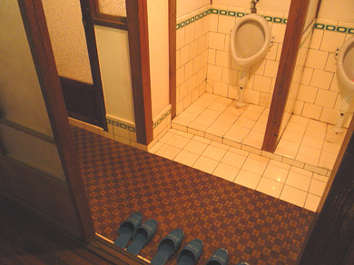 和式トイレ（男子トイレ）入口の写真