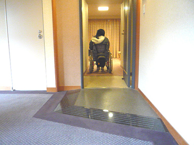バリアフリー対応ルームの入口の写真