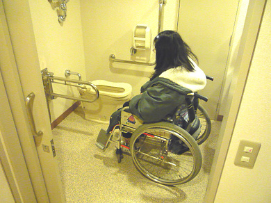 バリアフリー対応ルーム内の身障者トイレの写真