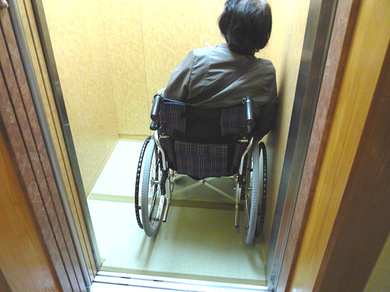 エレベータ内部の写真