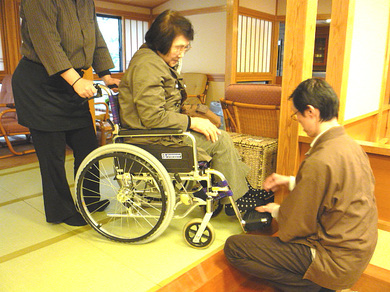 車いすの上り下りの写真