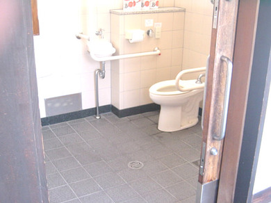 屋外にある身障者トイレの写真