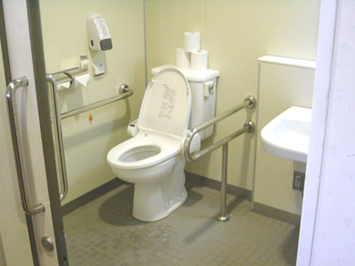 2階ビアレストランにある身障者トイレの写真