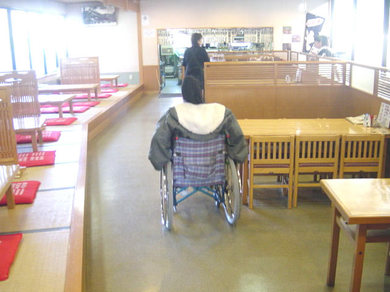 テーブル席と座席の写真