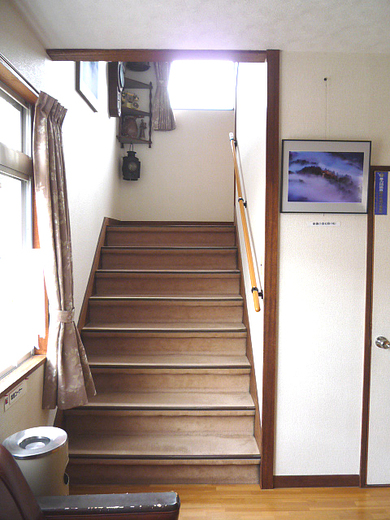 玄関正面にある階段の写真