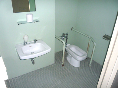 津和野コミュニティセンター内にある身障者トイレの写真