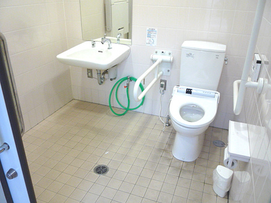 スーパー・キヌヤ駐車場内内にある身障者トイレの写真