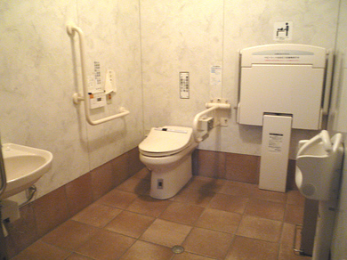 太鼓谷稲荷神社内にある身障者トイレの写真