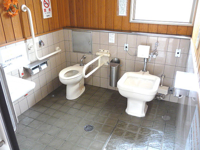駐車場にある身障者トイレの写真